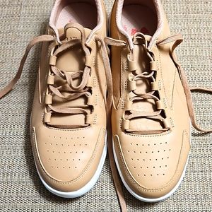 Womens size tan 8.5 Under Armour sneaker